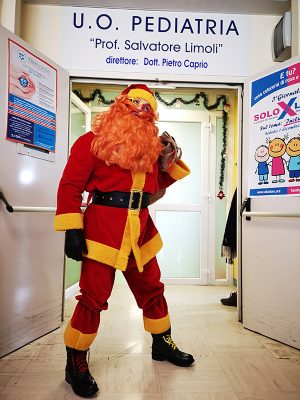 Il Babbo Natale GialloRosso di Sveglia Lecce fa visita ai piccoli ricoverati al Fazzi - Corriere Salentino