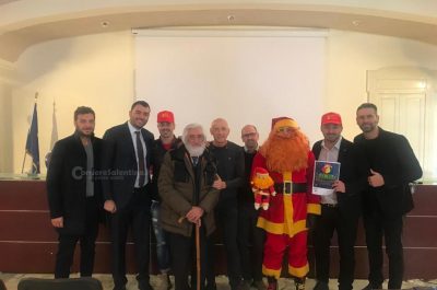 Torna Babbo Natale GialloRosso nelle piazze leccesi: biglietti gratuiti allo stadio per i bambini più sfortunati - Corriere Salentino