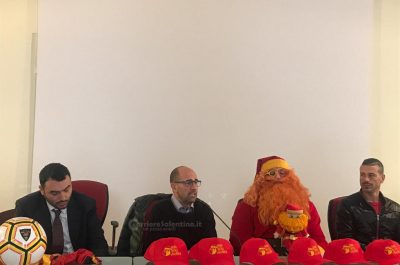 Torna Babbo Natale GialloRosso nelle piazze leccesi: biglietti gratuiti allo stadio per i bambini più sfortunati - Corriere Salentino