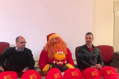 Torna Babbo Natale GialloRosso nelle piazze leccesi: biglietti gratuiti allo stadio per i bambini più sfortunati - Corriere Salentino