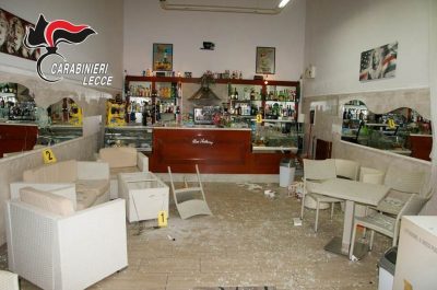 Bomba nel bar per coprirsi la fuga dopo la rapina: in due finiscono in carcere anche per alcuni furti - Corriere Salentino