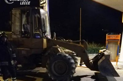 Tentano il furto della colonnina self-service ma sradicano la pompa: divampano le fiamme - Corriere Salentino