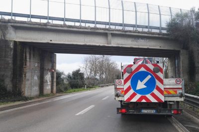 Si sgretola un altro ponte, terzo caso in tre giorni: "piovono" calcinacci sulla 274 - Corriere Salentino