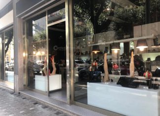 Ladro solitario forza la porta del negozio e ruba i soldi custoditi nella cassa: magro il bottino