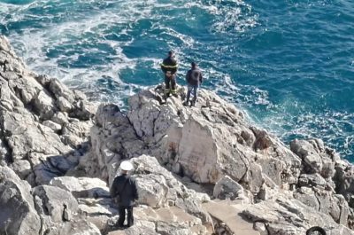 Cade dalla scogliera dopo la battuta di pesca: il buio costringe i soccorritori ad interrompere le ricerche. Riprenderanno domattina - Corriere Salentino