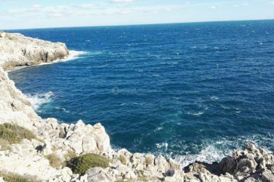 Cade dalla scogliera dopo la battuta di pesca: il buio costringe i soccorritori ad interrompere le ricerche. Riprenderanno domattina - Corriere Salentino