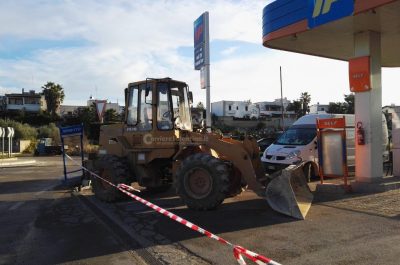 Tentano il furto della colonnina self-service ma sradicano la pompa: divampano le fiamme - Corriere Salentino