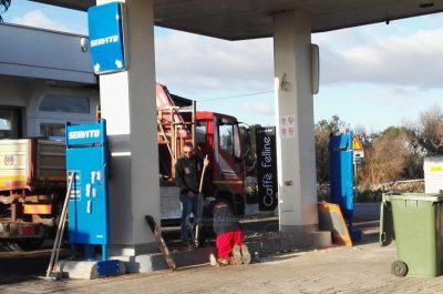 Tentano il furto della colonnina self-service ma sradicano la pompa: divampano le fiamme - Corriere Salentino