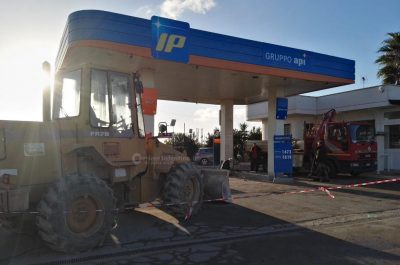 Tentano il furto della colonnina self-service ma sradicano la pompa: divampano le fiamme - Corriere Salentino