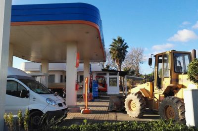 Tentano il furto della colonnina self-service ma sradicano la pompa: divampano le fiamme - Corriere Salentino