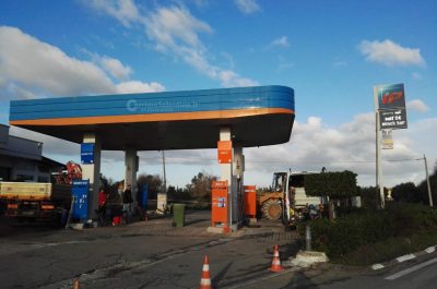 Tentano il furto della colonnina self-service ma sradicano la pompa: divampano le fiamme - Corriere Salentino