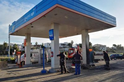 Tentano il furto della colonnina self-service ma sradicano la pompa: divampano le fiamme - Corriere Salentino