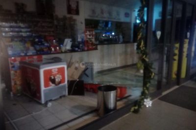 Inseguiti dopo la "spaccata" nell'area di servizio, riescono a fuggire con "bionde" e cioccolatini - Corriere Salentino