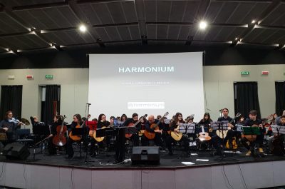 Fabbri e l’Harmomium Orchestra, una festa delle sei corde che ha coinvolto tanti giovani talenti: bis a Fiuggi - Corriere Salentino