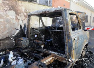 Fiamme nella notte distruggono un furgone usato per il trasporto di bombole gpl: è doloso