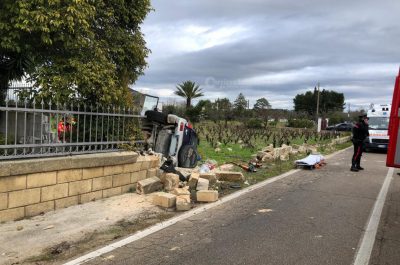 Perdono il controllo del fuoristrada e si schiantano contro un muro: corsa in ospedale per una coppia - Corriere Salentino