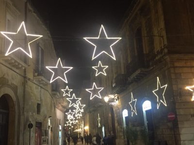 Il Comune non ha messo ancora le luminarie e in via Palmieri ci pensano i commercianti - Corriere Salentino