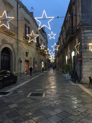 Il Comune non ha messo ancora le luminarie e in via Palmieri ci pensano i commercianti - Corriere Salentino