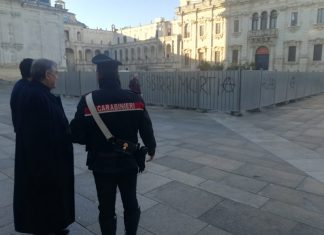 Raid vandalico in piazza Duomo sul recinto del Presepe, dura condanna dell’arcivescovo Seccia