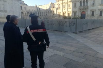 Raid vandalico in piazza Duomo sul recinto del Presepe, dura condanna dell'arcivescovo Seccia - Corriere Salentino