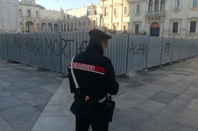 Raid vandalico in piazza Duomo sul recinto del Presepe, dura condanna dell'arcivescovo Seccia - Corriere Salentino