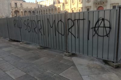 Raid vandalico in piazza Duomo sul recinto del Presepe, dura condanna dell'arcivescovo Seccia - Corriere Salentino