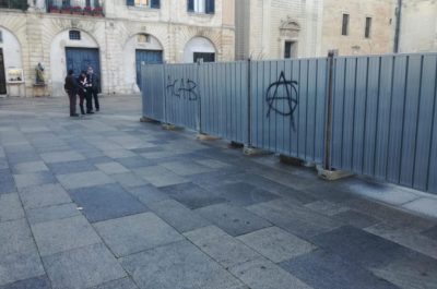 Raid vandalico in piazza Duomo sul recinto del Presepe, dura condanna dell'arcivescovo Seccia - Corriere Salentino