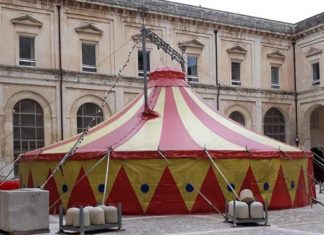 Teatini, un tendone da circo all’interno: scoppiano le polemiche dell’opposizione