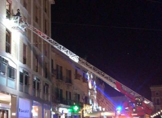 Salta un tirante dell’albero di Natale in Piazza Sant’Oronzo, danni a una finestra: intervengono i pompieri
