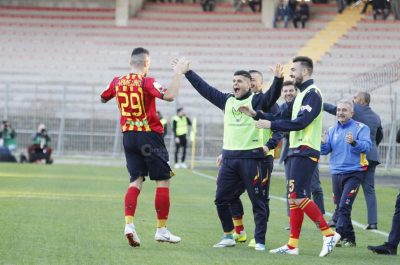 Il Lecce guadagna tre punti contro il Padova, per la salvezza e per la serie A - Corriere Salentino