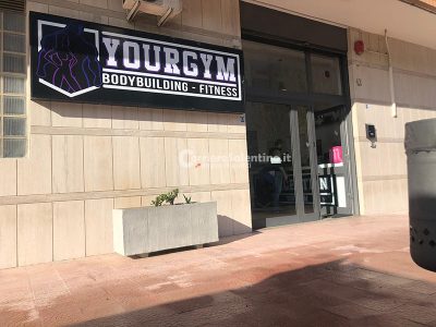 Si torna a sparare in città: tre colpi di pistola contro le vetrate di una palestra - Corriere Salentino