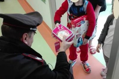 La Befana perde i regali durante l'inseguimento, i carabinieri li recuperano e li regalano ai piccoli pazienti del Fazzi - Corriere Salentino