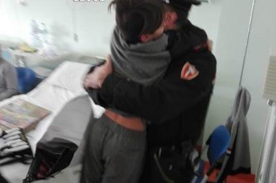 La Befana perde i regali durante l'inseguimento, i carabinieri li recuperano e li regalano ai piccoli pazienti del Fazzi - Corriere Salentino