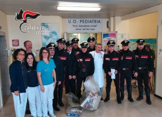 La Befana perde i regali durante l’inseguimento, i carabinieri li recuperano e li regalano ai piccoli pazienti del Fazzi