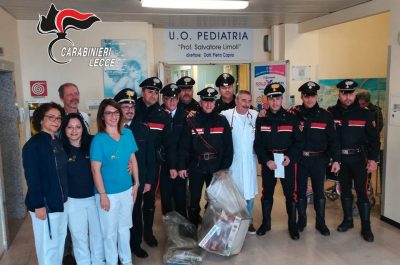 La Befana perde i regali durante l'inseguimento, i carabinieri li recuperano e li regalano ai piccoli pazienti del Fazzi - Corriere Salentino