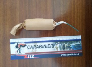 Blitz in casa di una coppia: spuntano droga, candelotti e polvere pirica. In carcere