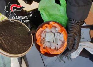 Dosi di cocaina e marijuana nascoste sul terrazzo di casa: 52enne ai domiciliari