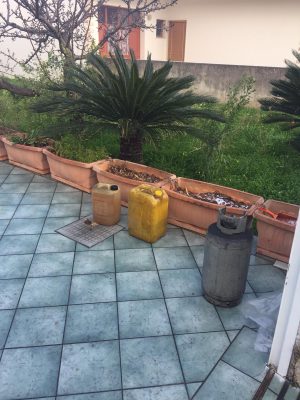 Appicca il fuoco alla casa della moglie e si dà alla fuga: 53enne fermato nel Barese dopo spericolato inseguimento - Corriere Salentino