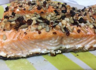 Salmone marinato al forno con crumble di frutta secca