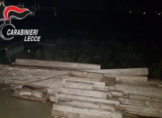 Sorpresi a rubare travi in legno in un cantiere edile, ai domiciliari due giovani