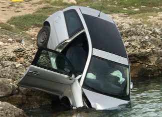 Accusa un malore e finisce con l’auto in mare: in ospedale un 53enne
