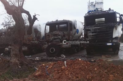 Raid incendiario in un'azienda del basso Salento, alle fiamme cinque mezzi - Corriere Salentino