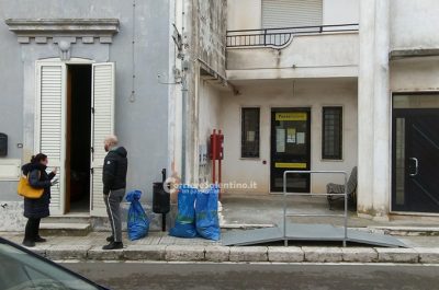 Forano muro confinante e rapinano ufficio postale all'arrivo dei dipendenti: "colpo" da oltre 18mila euro - Corriere Salentino