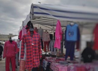 Tra le bancarelle del mercato per rubare portafogli, finiscono in carcere due ladre in trasferta