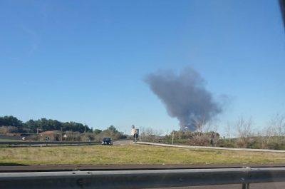 A fuoco il deposito di un'azienda edile. Si teme per la salute - Corriere Salentino