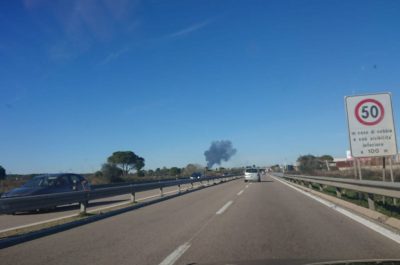 A fuoco il deposito di un'azienda edile. Si teme per la salute - Corriere Salentino