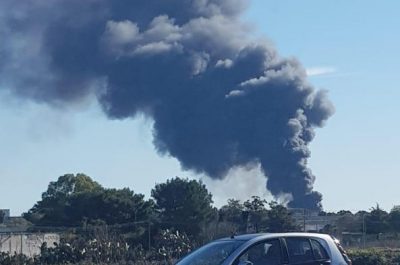 A fuoco il deposito di un'azienda edile. Si teme per la salute - Corriere Salentino