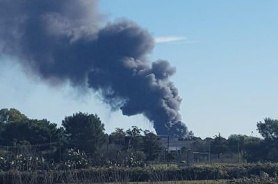 A fuoco il deposito di un'azienda edile. Si teme per la salute - Corriere Salentino