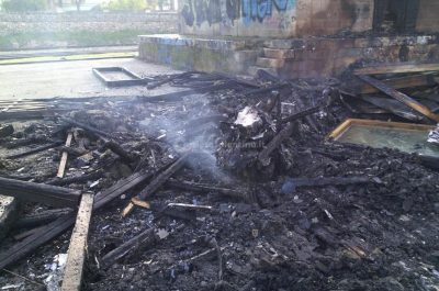 Incendio devasta deposito delle Ferrovie del Sud Est: danni ingenti, indagini sulle cause - Corriere Salentino