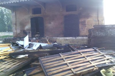 Incendio devasta deposito delle Ferrovie del Sud Est: danni ingenti, indagini sulle cause - Corriere Salentino